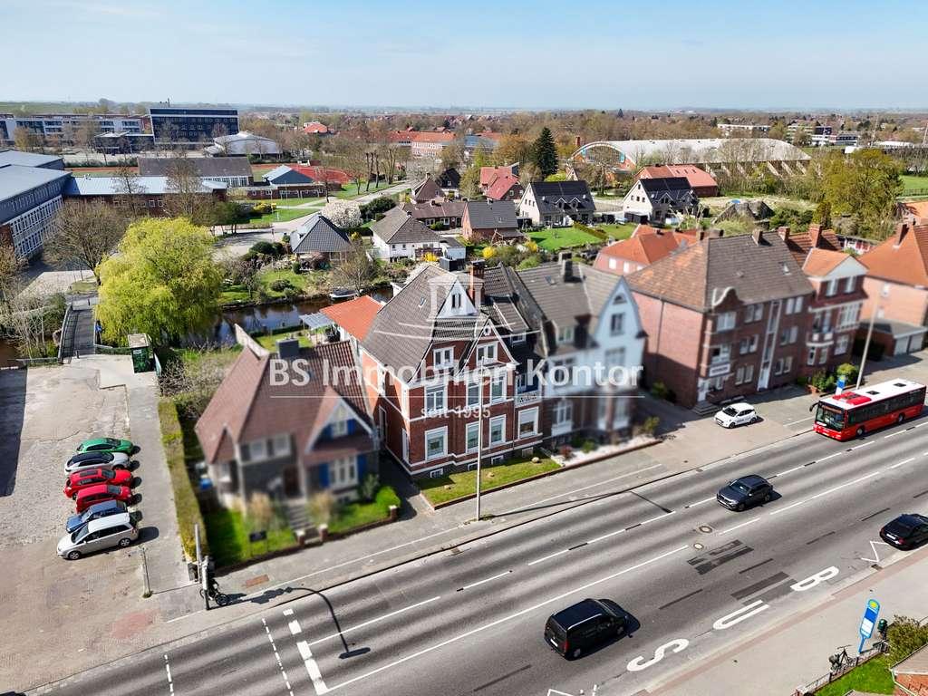 Bauunternehmer und Kapitalanleger aufgepasst! Stadtvilla mit drei Wohneinheiten und sep. Bauplatz in