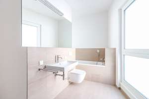 Helle Eleganz mit zwei Balkonen und neuer Einbauküche – großzügiges Wohnen mit Stil und Komfort