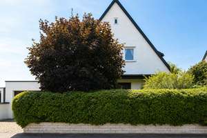 Traumgrundstück trifft Wohnqualität – großzügiges Familienhaus mit Einliegerwohnung und Potenzial – Die vollständige Adresse der Immobilie erhältst du vom Anbieter., 85049 Friedrichshofen-Hollerstauden, Ingolstadt – Vorschaubild 2