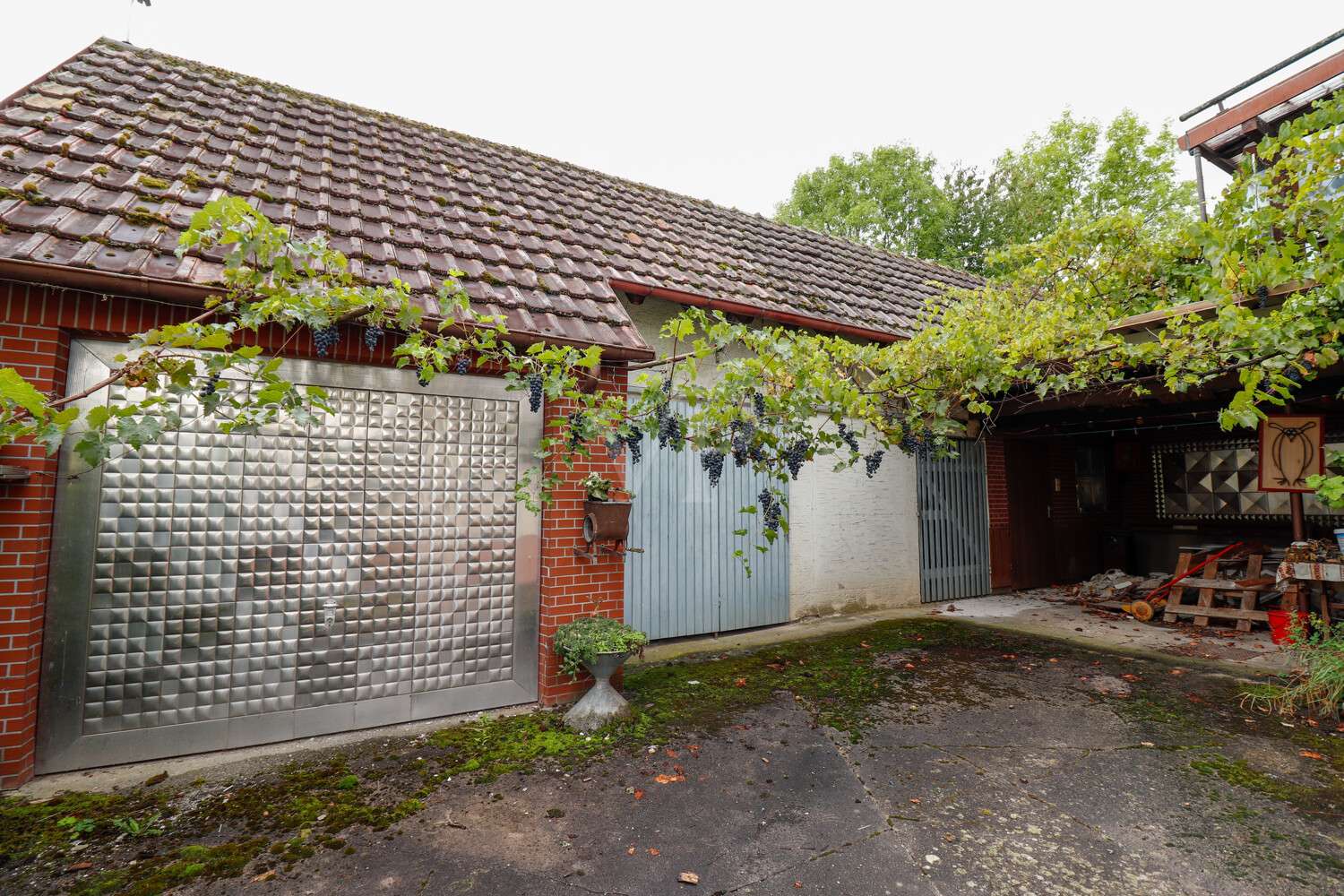 Sanierungsbedürftiges Zweifamilienhaus mit großem Grundstück in Sulzfeld, Karlsruhe Kreis – Bild 4