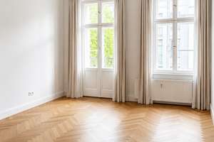 Stilvolle 3-Zimmer-Altbauwohnung mit Fischgrätparkett & 2 Balkonen.