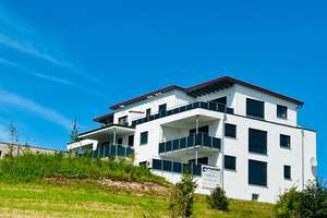 Wie neu: 98 m² große 3,5 Zi. - Penthouse-ETW
mit 35 m² SW- Dachterrasse u. Panoramablick über Ellw. – Die vollständige Adresse der Immobilie erhältst du vom Anbieter., 73479 Ellwangen (Jagst) – Vorschaubild 2