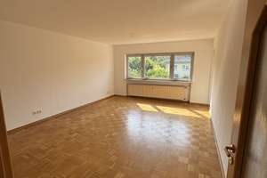 Helle 3-Zimmer-Wohnung mit Balkon, Einbauküche und Garage