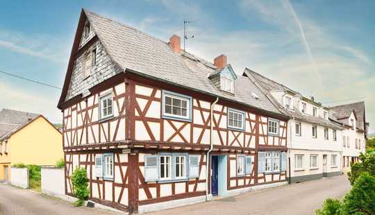 Bild von Liebhaberobjekt! Romantisches Fachwerkhaus mit Innenhof und 2 Garagen in Osterspai am Rhein