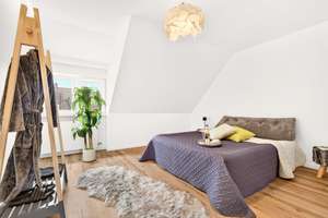 GALERIEAUSBLICK – Traumhafte 3,5-Zimmer Maisonette-Wohnung mit Stellplatz in Stuttgart-Plieningen – Die vollständige Adresse der Immobilie erhältst du vom Anbieter., 70599 Plieningen (Ortsteil), Stuttgart – Vorschaubild 5