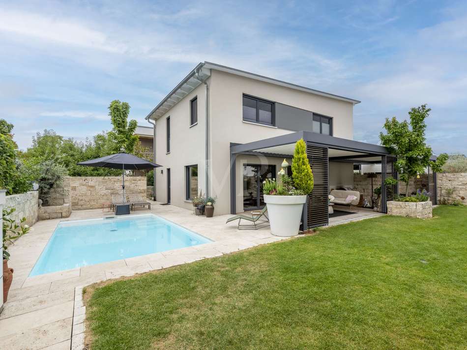 Hausansicht mit Garten