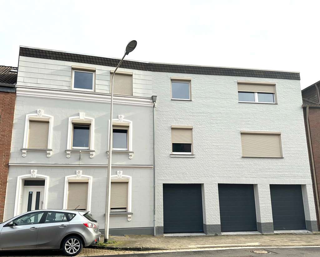 Solides Dreifamilienhaus mit 3 Garagen und viel Nutzfläche