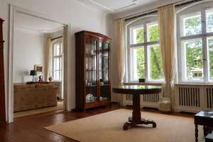 Lichterfelde West: Jugendstilaltbau, charmante und sonnige 3-Zimmer-Wohnung mit Balkon, Flügeltüren