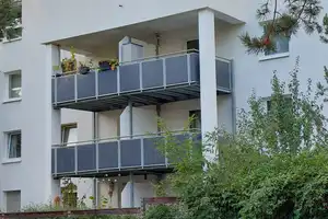 Ruhige 3 Zimmer-Wohnung, im Verlagsviertel, mit Balkon, Einbauküche mit Haushaltsgeräten + Internet – Darmstadt – Vorschaubild 1