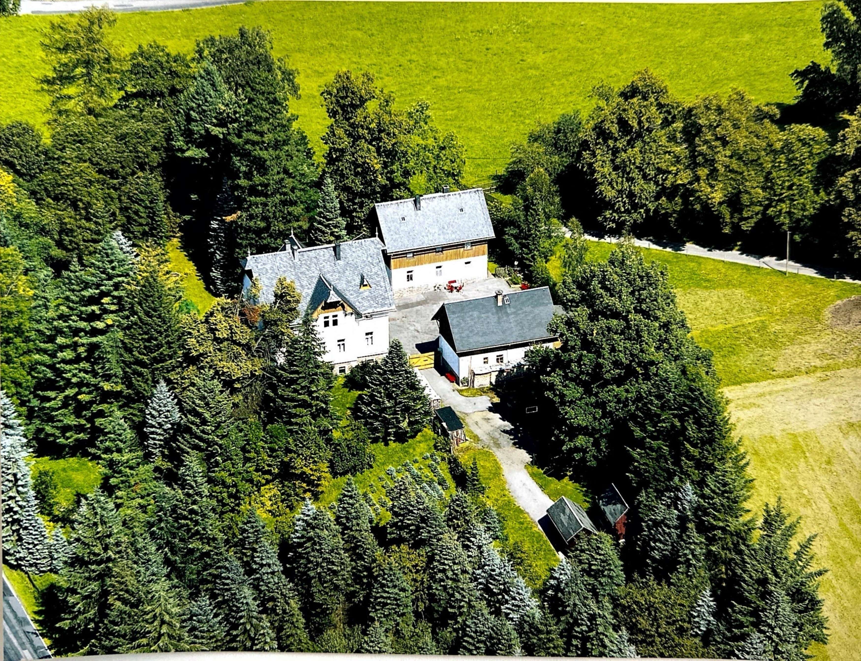 DENKMALGESCHÜTZER DREISEITENHOF MIT KREATIVEN AUSBAU POTENZIAL, Erzgebirgskreis – Bild 1