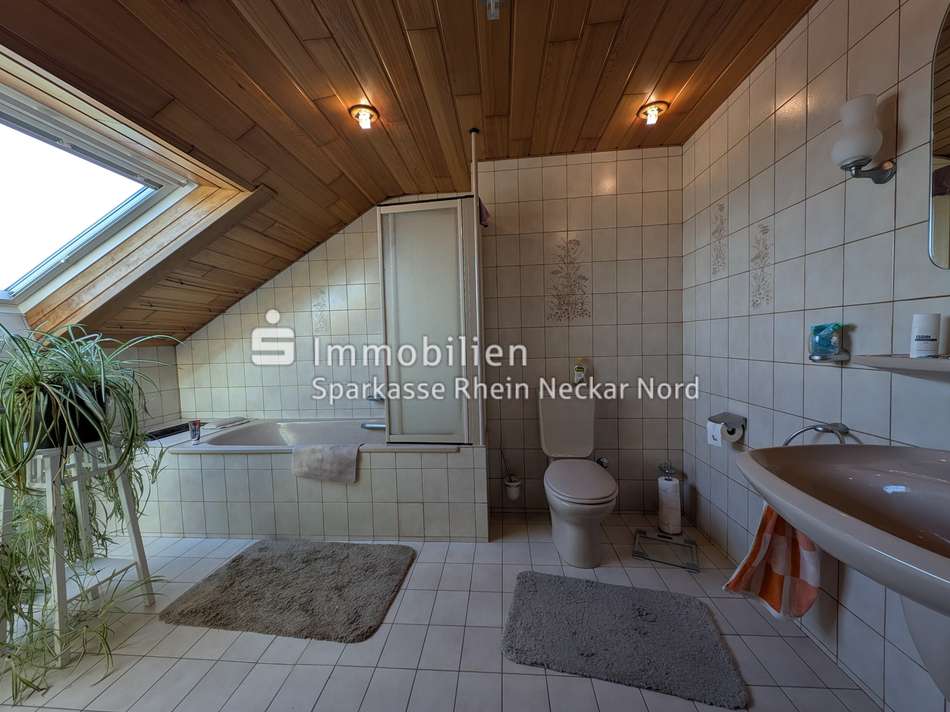 Geräumiges Badezimmer