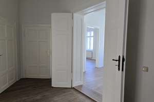 Geräumige und sonnige Wohnung direkt neben Theater zu vermieten.