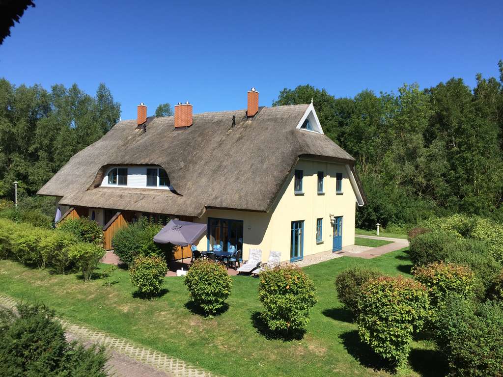 Immobilie in Poseritz - Reetdach Ferienwohnung 3 SZ, 2 Bäder, möbliert, 3 Ebenen idyllische Lage am Hafen Rügen, Wallbox - Bild 1