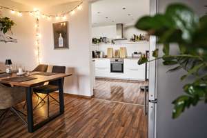 Vermietet! Helle, gut geschnittene 4 ZKB mit Fahrstuhl, TG Platz und verglastem Balkon! – Ziegeleistraße 22f, 86199 Inningen, Augsburg – Vorschaubild 1