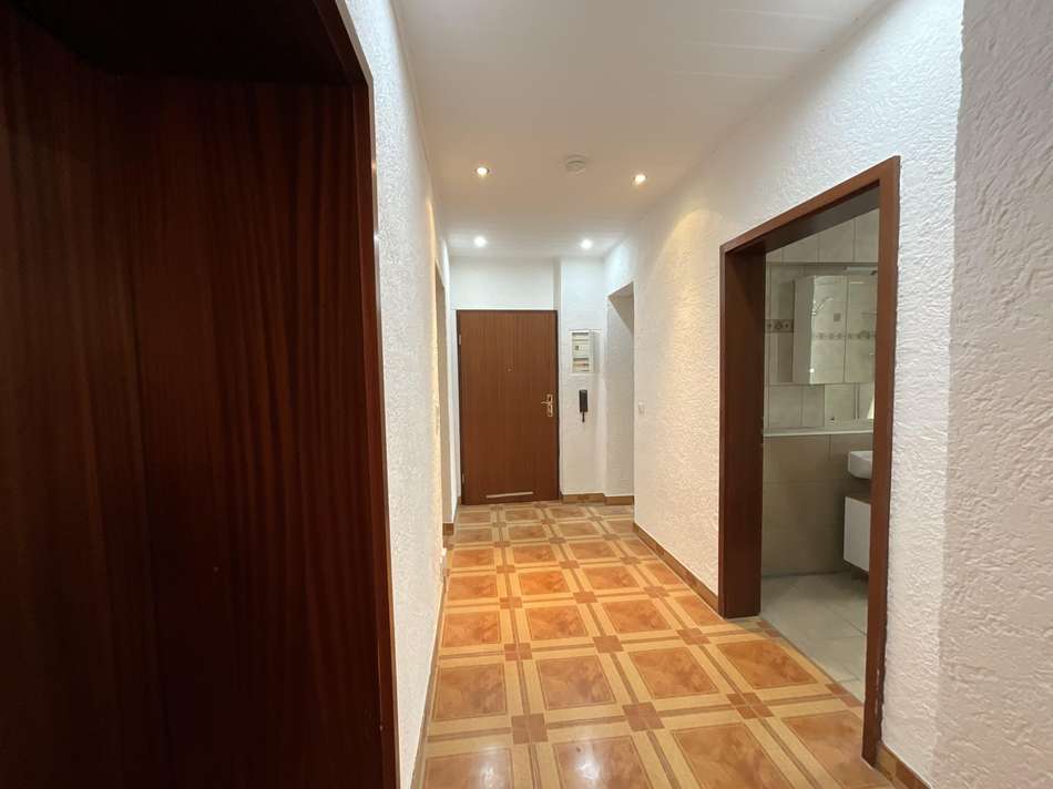 Flur - Blick zur Wohnungstür