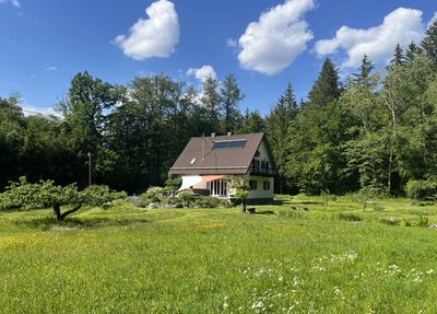 Freistehendes  Einfamilienhaus mit idyllischem Grundstück , absolute Alleinlage  optional mit Halle
