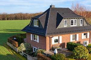 Mehrgenerationenwohnen ideal! Zweifamilienhaus mit Einliegerwohnung und großem Grundstück! – Die vollständige Adresse der Immobilie erhältst du vom Anbieter., 1665 Klipphausen – Vorschaubild 1