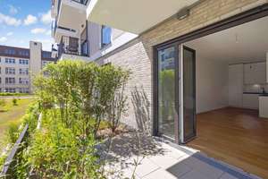 Kleinod | 2-Zi Gartenwohnung in Süd-Ost-Ausrichtung | EBK | Blick auf Parkfläche – Friedenauer Höhe 21, 12159 Friedenau, Berlin – Vorschaubild 2