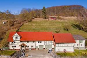 Ihr Rückzugsort in gutem Zustand am Ortsrand: Charmantes Wohnhaus mit Nebengebäude – Die vollständige Adresse der Immobilie erhältst du vom Anbieter., 37276 Meinhard – Vorschaubild 1