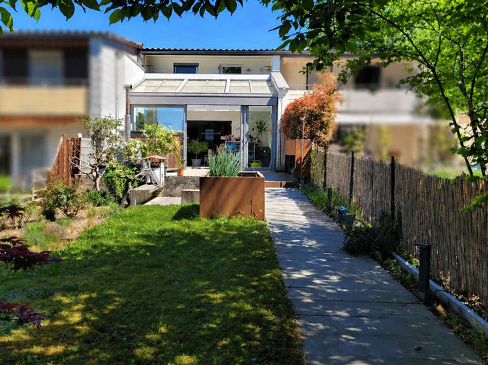 Garten mit Wintergarten mit Zu