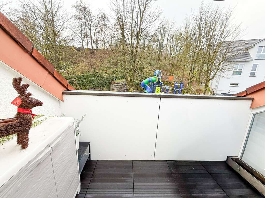 Immobilie in Benningen am Neckar - Ruhige, renovierte 2,5 Zimmer Dachgeschoss-Maisonette mit Balkon und Garage - Bild 2