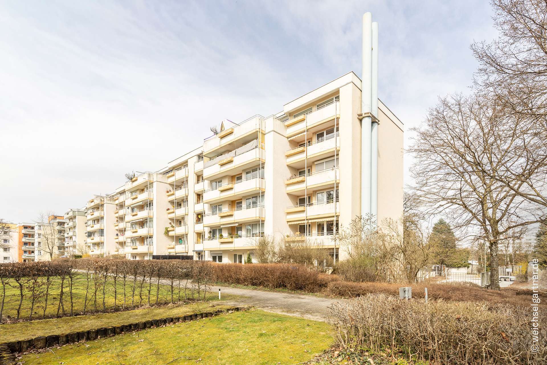 Direkt am Truderinger-Wald: Sanierungsbedürftige Eigentumswohnung mit Süd-Loggia und TG-Stellplatz, München Kreis – Bild 2