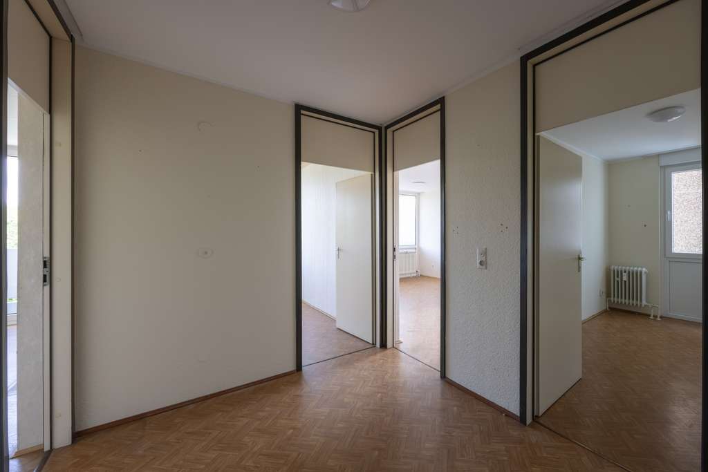 Immobilie in Dormagen - Renovierungsbedürftige 3-Zimmer-Wohnung mit Balkon, Aufzug sowie attraktivem Entwicklungspotenzial - Bild 3