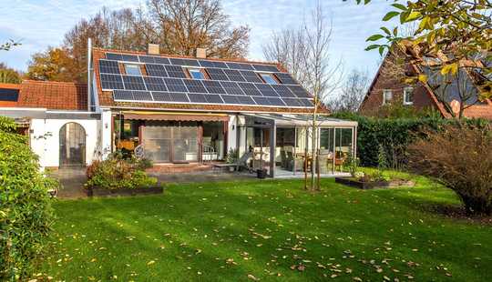 Bild von Modernes, gepflegtes Einfamilienhaus auf einem großen Grundstück