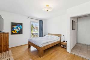 Stilvolle Doppelhaushälfte mit schönem Garten und Außenpool in begehrter Lage von München-Trudering – Die vollständige Adresse der Immobilie erhältst du vom Anbieter., 81825 Gartenstadt Trudering, München – Vorschaubild 9