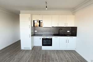 Wohnen mit Blick auf die Innenstadt: 2-Raum-Wohnung im Erstbezug mit Einbauküche und Balkon