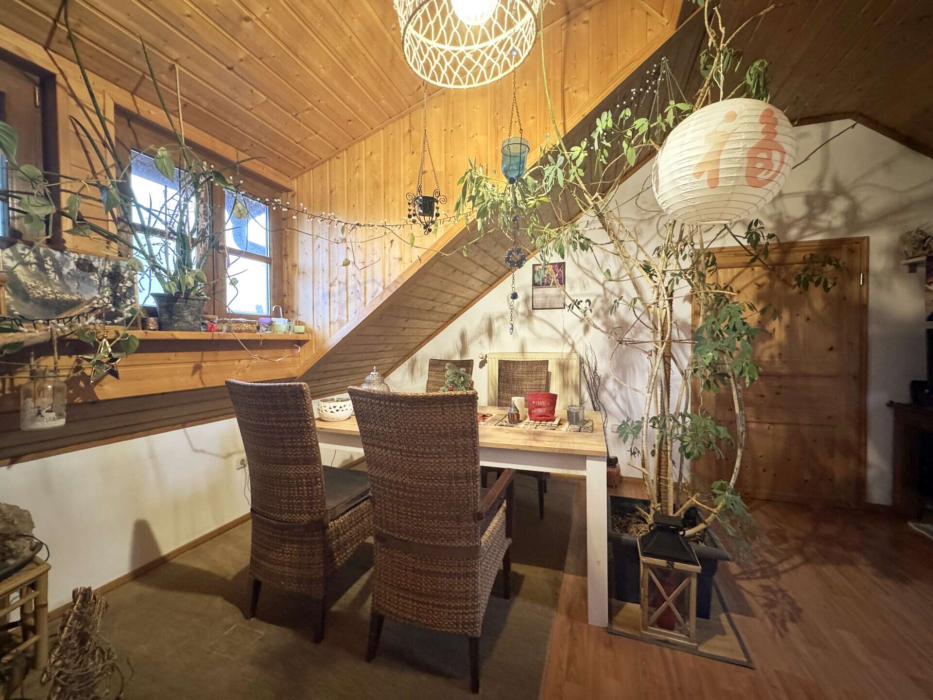 Immobilie in Bayerbach b. Ergoldsbach - Wohnhaus mit Weitblick & Freiraum – vielseitiges Anwesen mit Tierhaltung und zwei Einliegerwohnungen - Bild 8