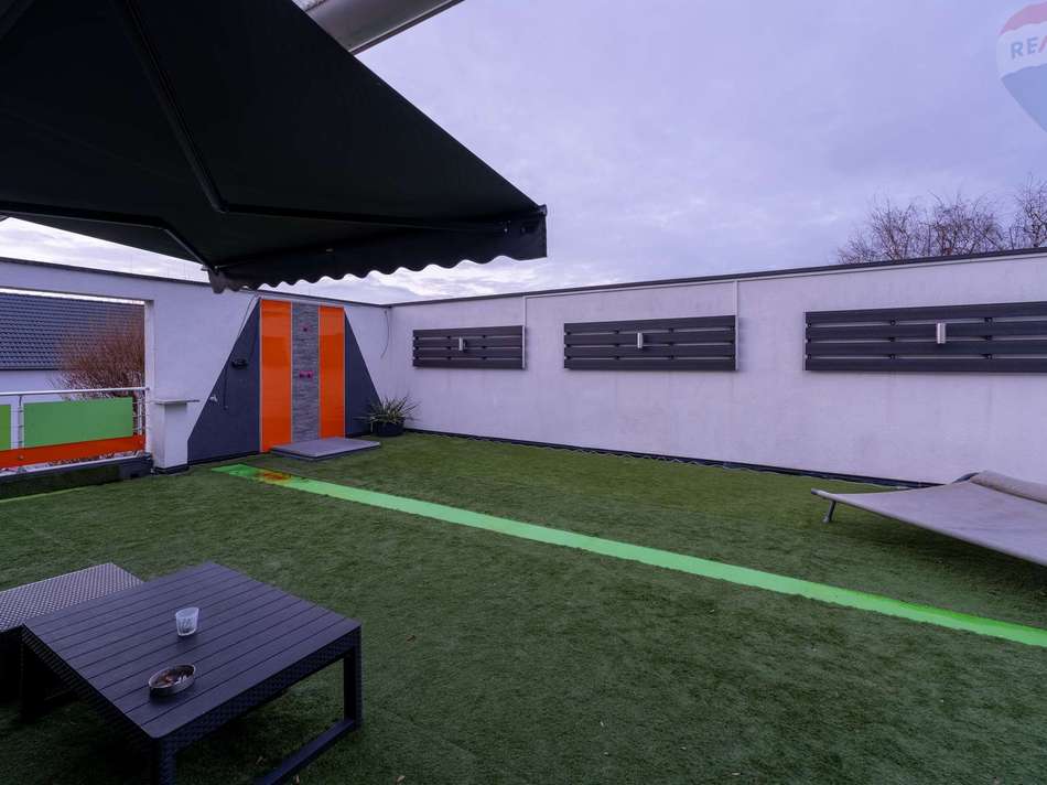 Große Terrasse Haus hinten