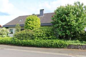 Stattliches, grundsolides Domizil mit Doppelgarage und schön eingewachsenem Garten - Dingolshausen – 97497 Dingolshausen – Vorschaubild 9