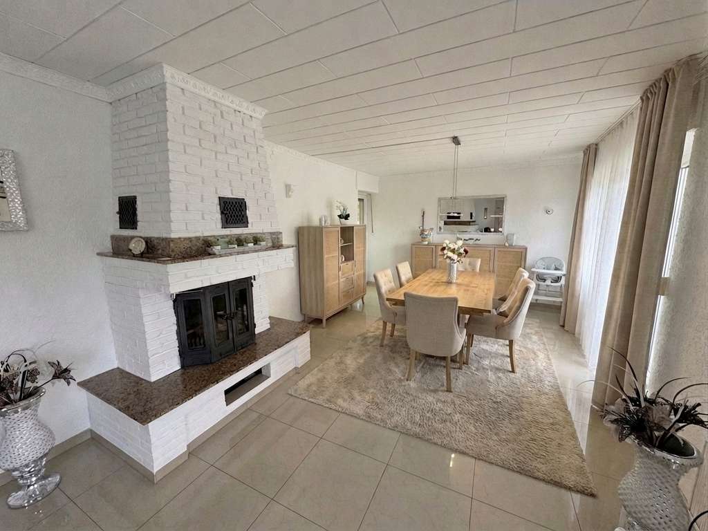 Immobilie in Siegburg - Siegburg-Stallberg: 4-Zimmer-Wohnung – Sonnig & 2 Balkone und Aufzug - Bild 1