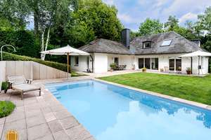 Pool-Villa auf Premium Grundstück mit gepflegten Garten mit viel Privatsphäre – Die vollständige Adresse der Immobilie erhältst du vom Anbieter., 61462 Königstein im Taunus – Vorschaubild 2
