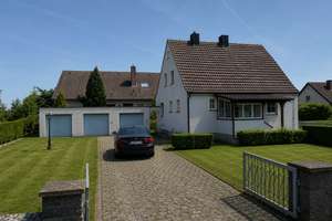 Modernisiertes Familienhaus mit neuer Einbauküche, Garten & 3 Garagen