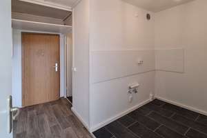 2-Zimmer-Wohnung mit Weitblick! Bequem in die 11. Etage - wir renovieren! – Albert-Wolf-Platz 2, 1239 Prohlis-Süd, Dresden – Vorschaubild 1
