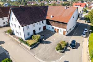 Zweifamilienhaus mit geräumigen Lagerflächen und angrenzenden Scheunen – Die vollständige Adresse der Immobilie erhältst du vom Anbieter., 89180 Berghülen – Vorschaubild 1