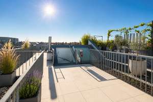 Großzügige Dachgeschoss-Wohnung mit Küche, Klimaanlage, Terrasse und Aufzug – Schönfließer 19, 10439 Prenzlauer Berg, Berlin – Vorschaubild 7