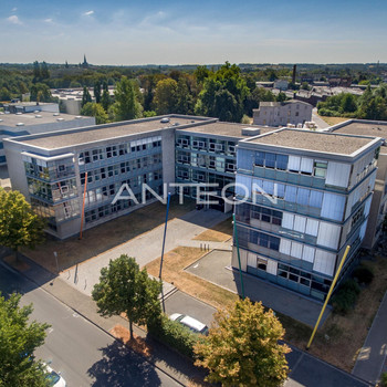 Repräsentativer Eingangsbereich | Teils Bodentiefe Fenster | Doppel-/ Hohlraumboden