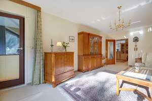 Sehr gepflegte 3,5-Zimmer-Hochparterre-Wohnung mit Schlossblick, Terasse und Einbauküche – Reinbeker Weg 4 b, 21465 Wentorf bei Hamburg – Vorschaubild 2