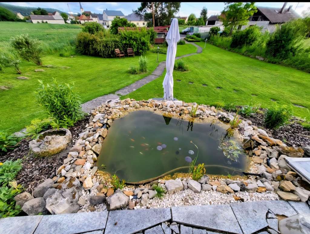 Immobilie in Hofheim in Unterfranken - Wohnen in absoluter Naturnähe! Walmdachbungalow mit Südterrasse, Nebengebäude, Carport auf einem  - Bild 3