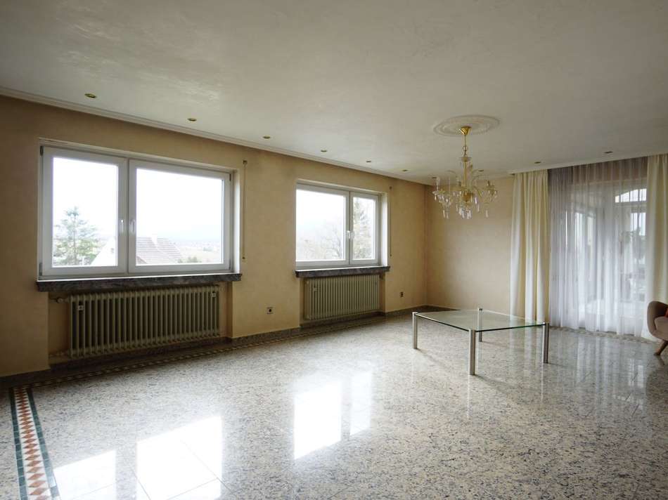 Geräumiges Wohnzimmer