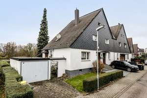 Modernisierungsbedürftiges 4,5-Raum Reihenendhaus mit schönem Garten und Garage in Leithe 