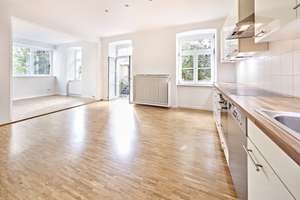 Außergewöhnliche Altbauwohnung mit zwei Gärten in der Maxvorstadt