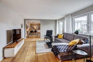 Au: Charmante, möblierte Wohnung mit großzügigem Balkon - bald frei