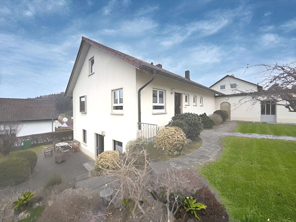 Immobilie in Sigmaringen - Gepflegtes Einfamilienhaus mit Einliegerwohnung in Oberschmeien (Sigmaringen) - Bild 0