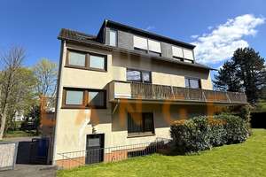 FREISTEHENDES 3 PARTEIEN-
HAUS IN RHEINNÄHE:::
GUTE AUSSTATTUNG:::
4 STELLPLÄTZE:::1 WOHNUNG FREI