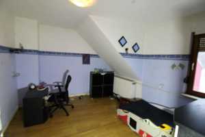 Willkommen zuhause: Renovierungsbedürftiges 7-Zi.-EFH mit Terrasse, Balkon und einer Garage – Mainz-Bingen (Kreis) – Vorschaubild 4