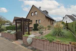 Familienidylle in Altenessen - freistehendes Einfamilienhaus mit Garten, 2 Terrassen und 2 Garagen